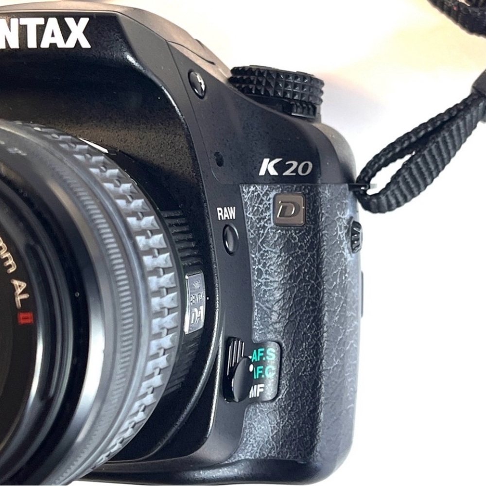 Pentax K20 Black Digital SLR Camera with Wide Angle and Telephoto Lenses - Picture 6 of 9